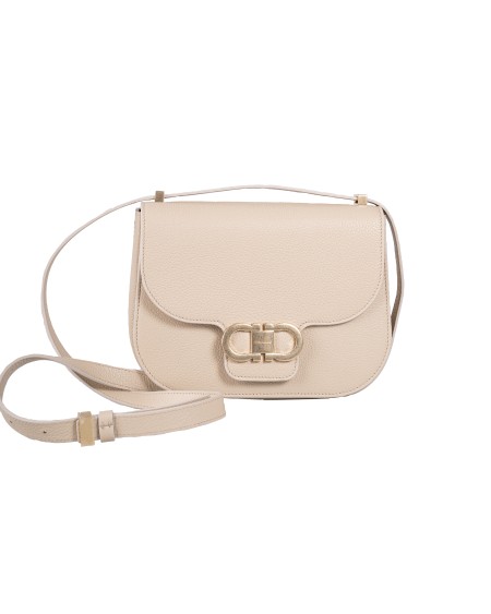 Shop SALVATORE FERRAGAMO  Borsa: Salvatore Ferragamo borsa a tracolla doppio Gancini.
Patta frontale sagomata e decorata con un doppio Gancini in finitura dorata.
Tasca frontale con soffietto.
Tasca piatta posteriore.
Fessure nel comparto centrale.
Tracolla passante per uno styling cross body o a spalla.
Dimensioni: Altezza 17 CM, Lunghezza 21.5 CM, Profondità 7 CM.
Composizione: vitello martellato.
Made in Italy.. 219867 DOUBLE GFL-781035